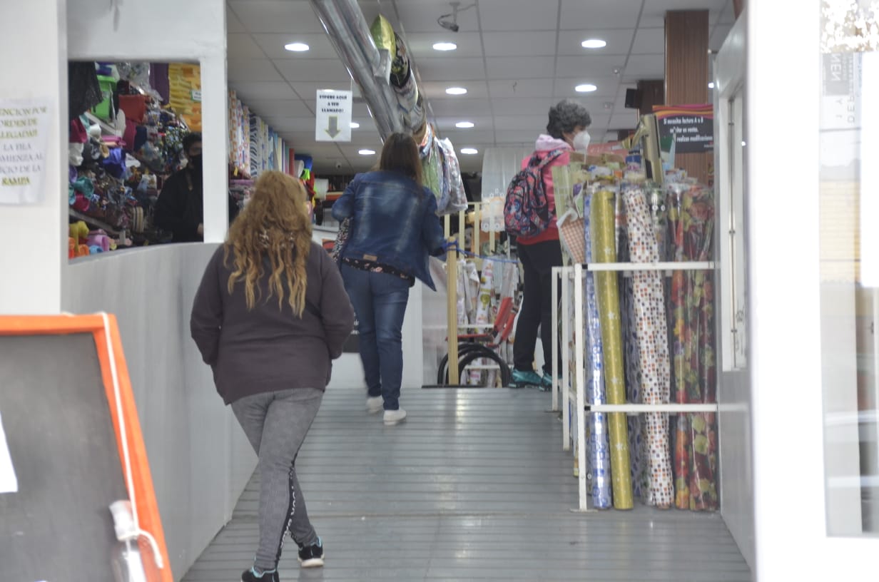 El gobierno municipal y los controles a comercios en la ciudad (foto Yamil Regules)