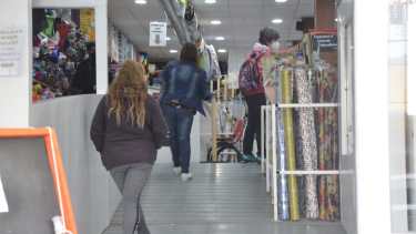 El gobierno municipal y los controles a comercios en la ciudad (foto Yamil Regules)