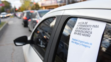 Decenas de autos recorrieron las calles del centro de Roca. 