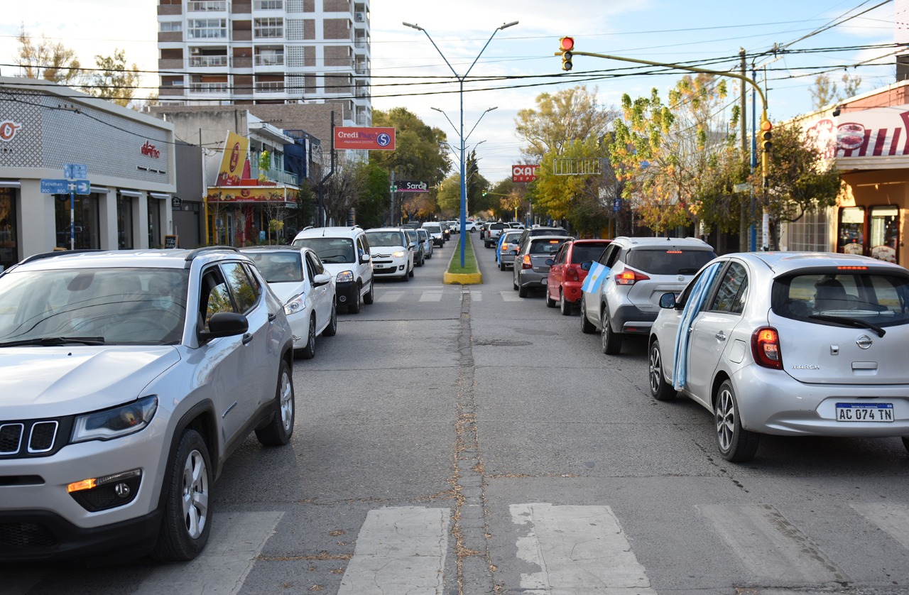 Decenas de autos recorrieron las calles del centro de Roca. 