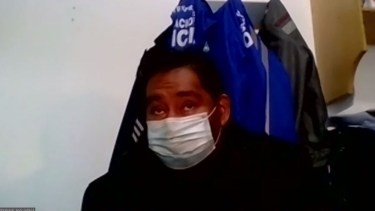 Monsalve escuchó la audiencia desde la comisaría primera, donde se encuentra detenido. Foto captura.