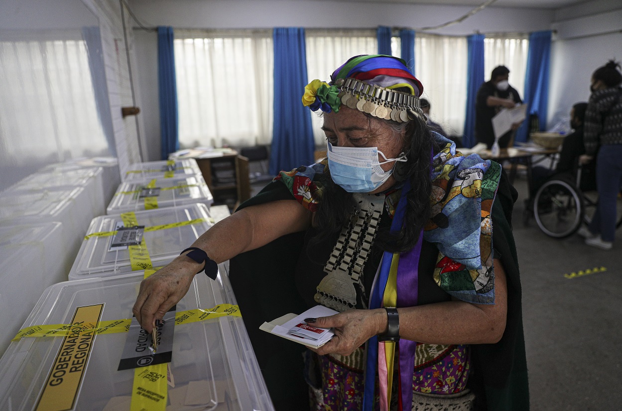 La candidata indígena  Juana Millal, del Partido del Pueblo, emite su voto con el atuendo tradicional mapuche  (AP Photo/Esteban Felix)