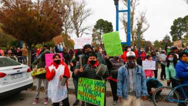 Los manifestantes se agolparon frente a las puertas del municipio de Roca, en Mitre y Sarmiento. (Foto: Juan Thomes)

