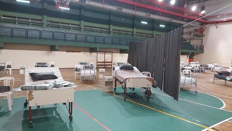 El gimnasio de Chos Malal que funciona como hospital para atender la creciente demanda ante el colapso sanitario de Neuquén. (Gentileza FM Patagonia)