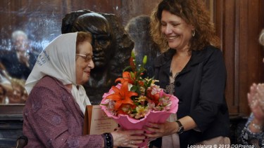 En los viajes que pudo realizar a la Argentina durante la dictadura, Carlota se puso en contacto con Abuelas para buscar a su nieto o nieta que debió nacer en cautiverio. Foto: Homenaje en la Legislatura de Buenos Aires en 2013. 