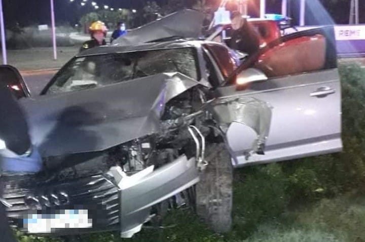 El Audi A4 que manejaba el joven quedó destruido, a un costado de la vía, tras el impacto.-