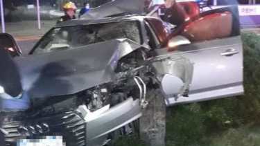 El Audi A4 que manejaba el joven quedó destruido, a un costado de la vía, tras el impacto.-