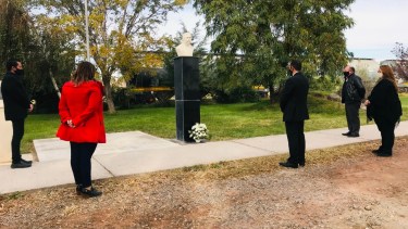 Por el 107° aniversario de Ingeniero Huergo, se colocó una ofrenda floral para homenajear a los primeros pobladores. (Foto gentileza)