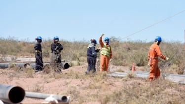 En total son 15 las empresas operadoras y 23 las de servicios especializados las que son considerados como sujetos obligados por la Ley 3338. (Foto: Florencia Salto)
