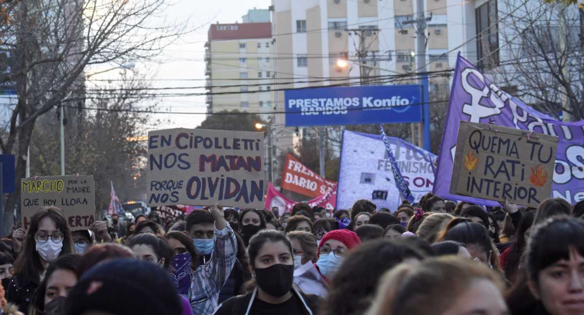 Una multitud recorrió las calles en Cipolletti para reclamar Justicia por el femicidio de Agostina Gisfman. (Archivo)