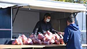 El productor de Fernández Oro que vende fruta en la ruta para salvar la cosecha