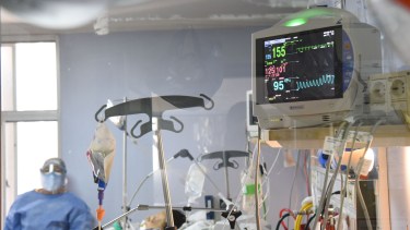 La ocupación en unidades de cuidados intensivos es del 96%, según los datos oficiales. Foto Florencia Salto.