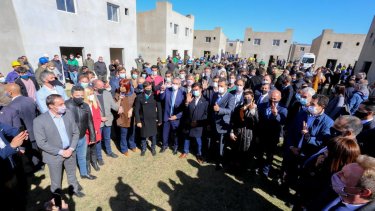 En el acto de Ensenada no se cumplieron las medidas de distanciamiento.