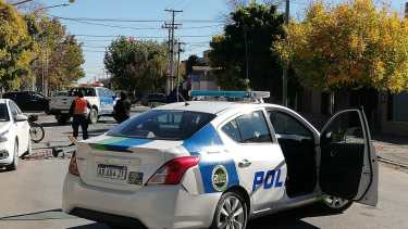 El siniestro vial ocurrió en Alsina y Don Bosco. (foto: Luis Leiva)