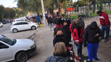 El martes más de mil personas esperaron recibir información sobre un plan de viviendas a construirse en Regina. (Foto Néstor Salas)