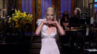 Además, la actriz hizo algunas bromas en referencia a la serie "Gambito de Dama".-