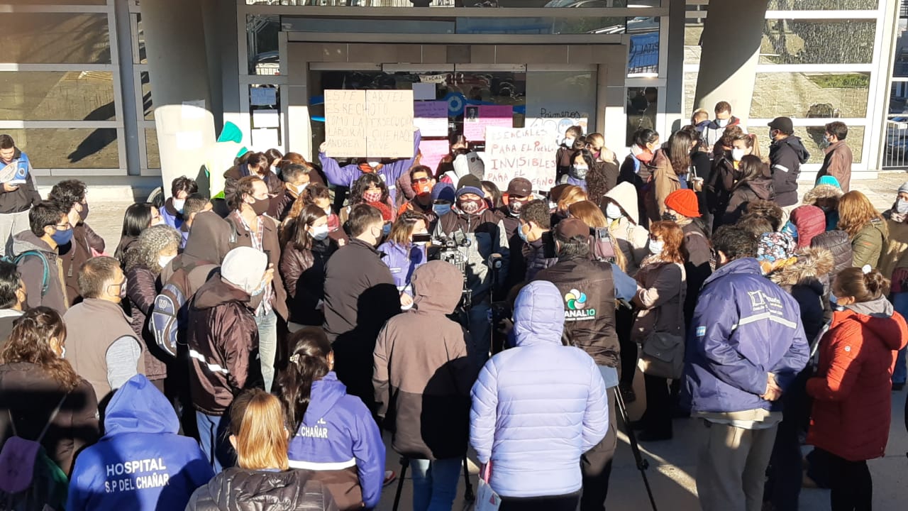 Los autoconvocados de Salud de Neuquén protestan frente al CAM. (Gentileza)
