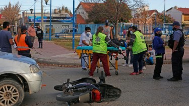 Como consecuencia del impacto la motociclista tuvo que ser traslada al hospital. (Fotos: Juan Thomes)