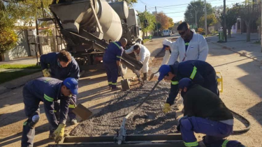 Los operarios de la empresa ARSA finalizaron con el bacheo en el barrio Los Olmos. (foto: gentileza)