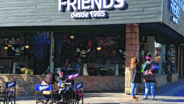 Ampliarán desde hoy una hora el horario comercial y de circulación en Bariloche. Foto: Chino Leiva