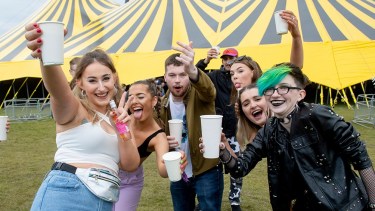 Los asistentes tuvieron que presentar tests de coronavirus realizados antes de ingresar al evento.