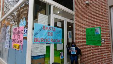 Susana Rivas se encadenó esta mañana en el acceso a la obra social Ipross, en Roca. (foto: Juan Thomes)