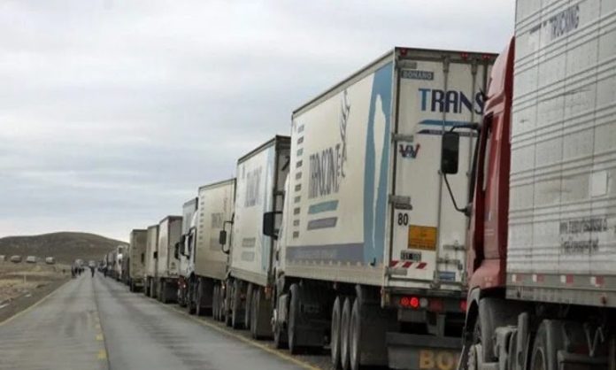 Decenas de camiones chilenos quedaron varados a la altura de El Foyel. Foto: archivo