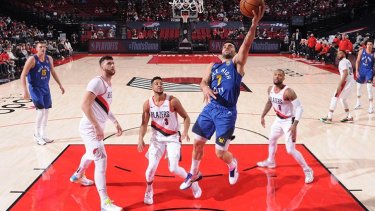 Facundo Campazzo jugó anoche en condición de visitante con su equipo. Denver le ganó a Portland y está arriba en la serie. 