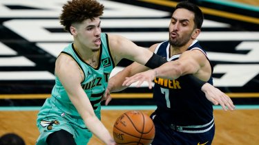 Campazzo marca a Ball en la noche del martes. Denver ganó bien más allá del escaso margen. 