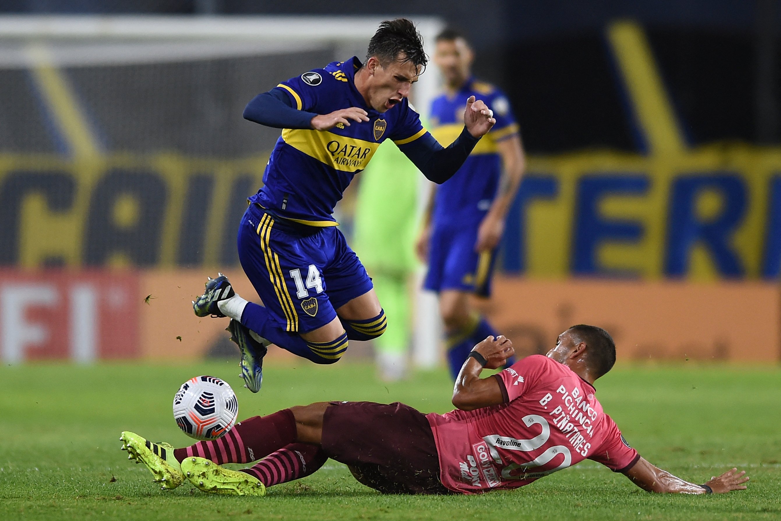 Nicolás Capaldo salió lesionado en el final del partido. Boca no pudo con Barcelona de Guayaquil, que se clasificó. 
