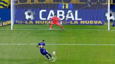 El momento en el que Cardona pica el penal y luego Alan Díaz vuelve sobre sus pasos para atajar. 