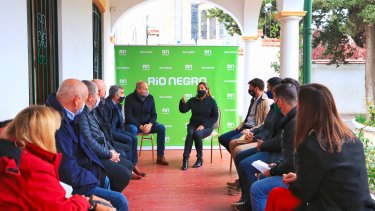 El gobierno de Río Negro declaró que el DNU presidencial es "de cumplimiento obligatorio". 