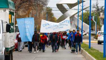La columna ingresó por avenida Roca y llegó hasta las puertas del municipio. (foto: Juan Thomes)