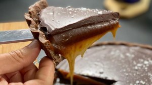 Una bomba de sabor esta tarta «salted caramel» de chocolate