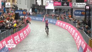Egan Bernal ganó la etapa 16 y se afirmó como líder del Giro de Italia