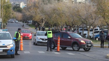 En Neuquén, la circulación y los comercios seguirán permitidos solo hasta las 18. (Oscar Livera)