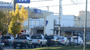 Logran acuerdo salarial para refinerías y no habrá falta de combustible