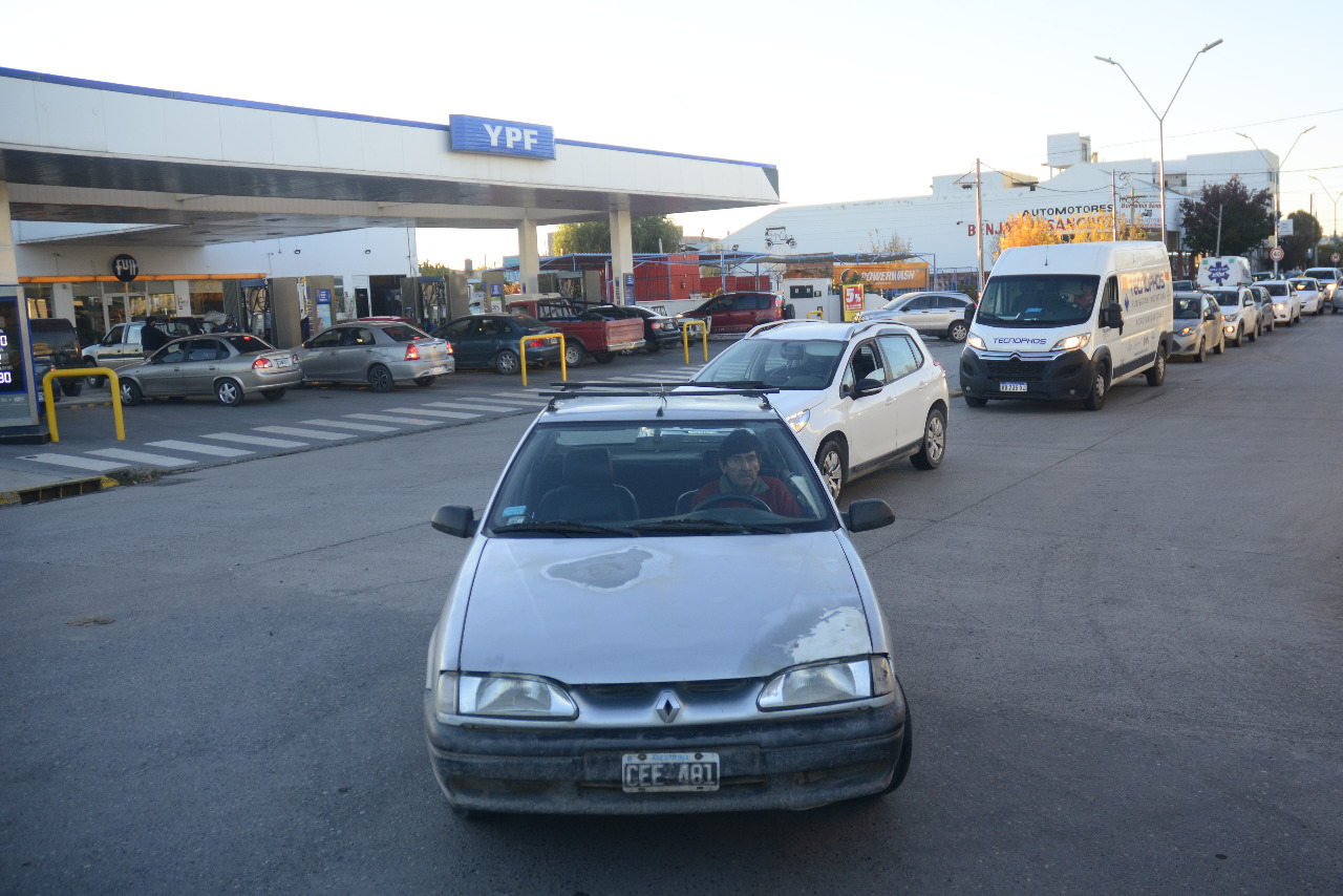 Así quedaron los precios de los combustibles en Roca, luego del aumento de YPF. Foto Andrés Maripe