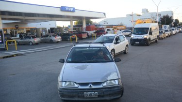 Así quedaron los precios de los combustibles en Roca, luego del aumento de YPF. Foto Andrés Maripe
