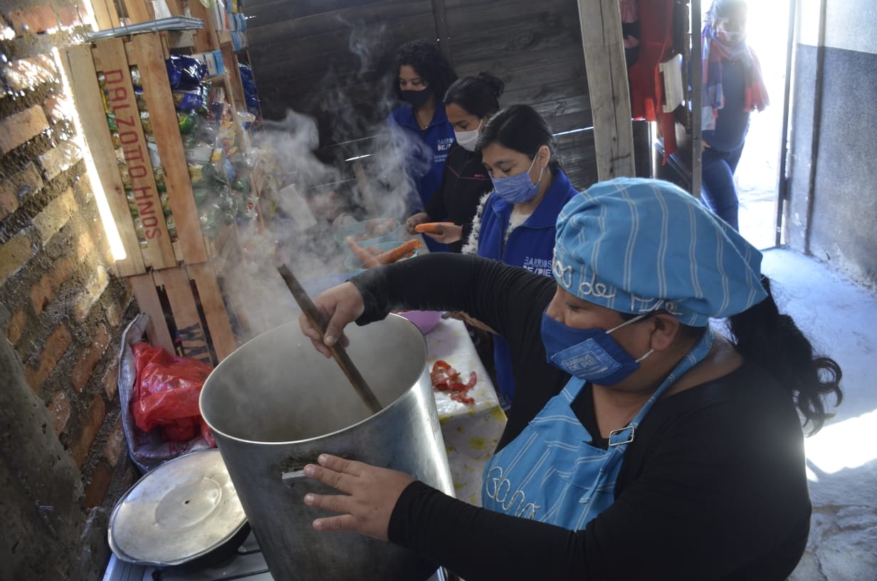 Son cerca de 1.000 las personas que trabajan en comedores y merenderos en Neuquén. (Yamil Regules)