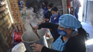 Son cerca de 1.000 las personas que trabajan en comedores y merenderos en Neuquén. (Yamil Regules)