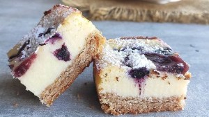 Cuadraditos de ricotta y frutos rojos: pensando en el finde