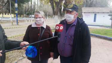 Gladis y David salieron felices y de la mano del vacunatorio. (foto: Luis Leiva)