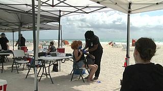 En la ciudad de Florida se vacuna gratuitamente a todos los mayores de 18 años, que acudan a la calle 16, en la playa, sin cita previa.