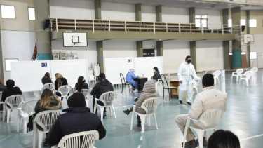 El trailer del centro de Neuquén se mudó a un espacio cerrado. (Florencia Salto)