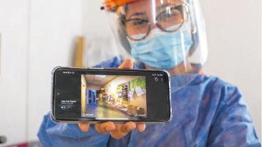 Yoxelis enfrenta el desafío de trabajar largas guardias, atendiendo a pacientes en medio de la segunda ola de contagios en Río Negro. Foto Juan Thomes