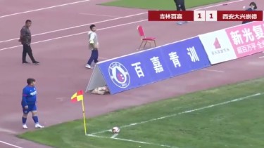 El hijo del empresario se hace cargo de la pelota parada de su equipo. 