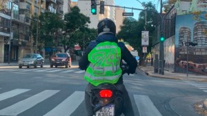 El épico triunfo de River y la foto del hincha que va en moto con el número de Enzo Pérez en la espalda