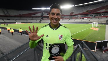 Enzo Pérez con el premio al jugador del partido que le dieron en la transmisión oficial de River 2 Independiente Santa Fe 1. Foto: prensa River 