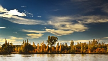 Vista de la costa norte del río Negro desde el Playón Rojo. Alejandro Carnevale.